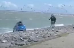 Dimenticano il freno a mano e l'auto scivola in mare