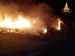 Avigliana, in fiamme catasta di copertoni: intervengono i vigili del fuoco [FOTO]