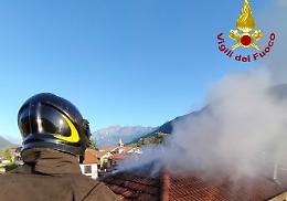 Tetto di una casa in fiamme a Sant'Antonino, intervengono i vigili del fuoco