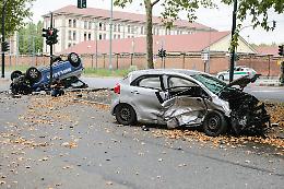Incidente in corso Unione Sovietica, distrutte due auto: una donna in codice rosso [FOTO]