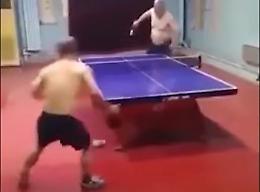 Che spettacolo i nonnetti che giocano a ping pong