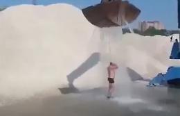 Il caldo si fa asfissiante? Entra in funzione la ruspa