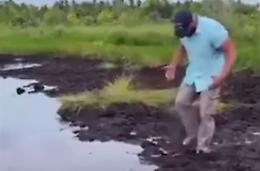 Toglie le scarpe per non sporcarle e affonda nel pantano
