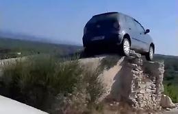 Al volante c'è uno stuntman? L'auto è finita sopra un muro