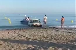 Da non credere: provano a trainare l'auto con una barca