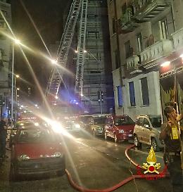 Torino, paura nella notte: appartamento in fiamme, tre intossicati [LE FOTO]