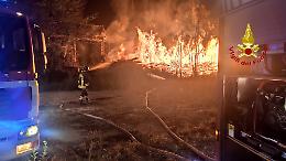 Incendio a Bussoleno: in fiamme una grande catasta di tronchi [LE FOTO]