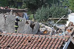 Crolla palazzina a Torino: morto un bambino di 4 anni, quattro i feriti. "Ho visto un ragazzo bruciare" [FOTO E VIDEO]