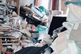 Anziana immobilizzata a letto in una casa invasa dai rifiuti