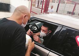 «Gallo, resti con noi?». Belotti non risponde ai tifosi davanti al Fila