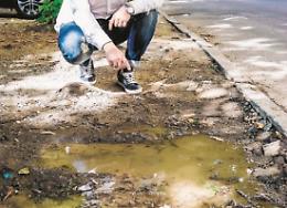 Maxi buche lungo la banchina: «Posteggiare qui è pericoloso»