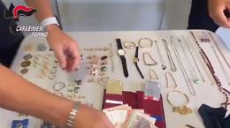 Borgaro, la casa è vuota: ladro ruba gioielli e orologi per 20mila euro. Poi s'imbatte nei carabinieri [VIDEO]