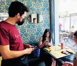 Primo giorno di &ldquo;GP&rdquo; tra caos e polemiche: &laquo;Turisti discriminati&raquo;