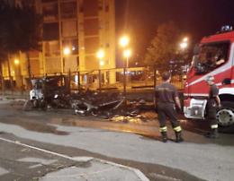 Incendiano il camper degli zingari: mamma eroica salva i suoi bambini