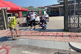 Scritte e simboli "no vax" tracciati con la vernice: imbrattato l'hub vaccinale di Moncalieri [FOTO]
