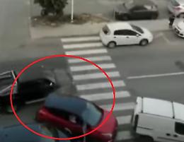 L'inseguimento è rocambolesco, il tamponamento violentissimo