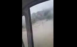 L'alluvione è impressionante, spazza via ogni cosa