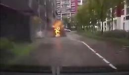 Sta rientrando in garage e la strada esplode davanti a lui
