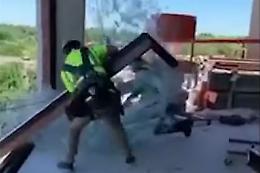 Che disastro, il finestrone vola giù dal palazzo in costruzione
