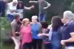 In posa per la foto ricordo, finiscono dritti nel fiume