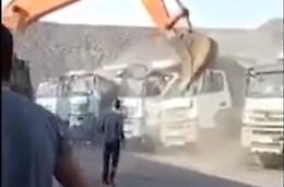 Il raptus dell'operaio: sale sulla gru e distrugge tutti i camion