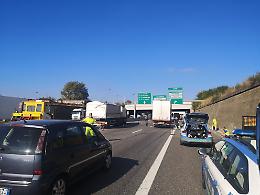 Maxi incidente in tangenziale tra gli svincoli Drosso e Sito, traffico in tilt [FOTO]