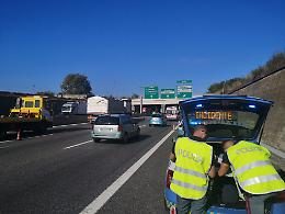 Due auto e un tir si scontrano in Tangenziale: una donna finisce al pronto soccorso