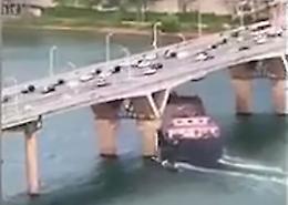 La nave centra in pieno il pilone: il ponte rischia di cadere