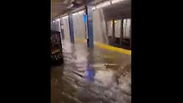 Sorpreso a New York durante l'uragano: la stazione è una piscina