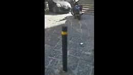 Installano i paletti in strada e "imprigionano" un'autovettura