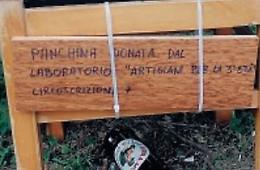 Panchine “artigianali” sulla Dora: «Rimuoveremo anche quelle»
