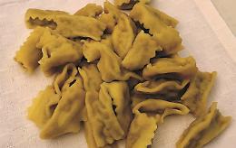 Ravioli del plin “al tovagliolo” mangiati a mo’ di street food