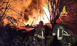 Avigliana. Catasta di legna in fiamme, intervengono i vigili del fuoco [FOTO]