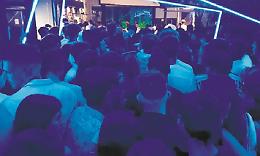 Tutti in pista senza mascherina: le notti sregolate in discoteca
