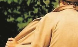 Mostra i genitali alle ragazze che fanno jogging nel parco