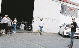 Precipita da una scala e muore nell’officina mentre pulisce il tetto
