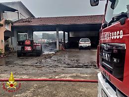 Cascina in fiamme: bruciati due capannoni e una struttura. Morte tre mucche