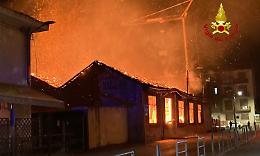 Ciriè, incendio in falegnameria dismessa in zona abitata [LE FOTO]