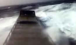 Nave cargo solca il mare in tempesta: le onde investono il ponte