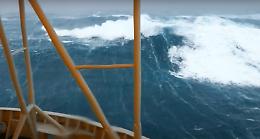 Onde gigantesche si abbattono sulle finestre di una piattaforma petrolifera
