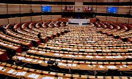 Ovazione in Parlamento UE