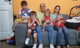 Vivono in 6 in camera e cucina: «Impossibile cambiare casa»