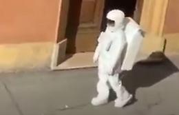 A spasso per le strade di Roma con una tuta da astronauta