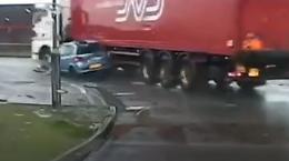 Il camion stringe l'auto in curva, l'incidente è inevitabile