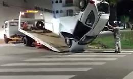 Carro attrezzi recupera auto ribaltata, ma qualcosa va storto
