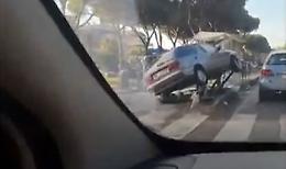 Fa un volo con l'auto e centra in pieno la fermata degli autobus