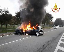 Incidente a Settimo, in fiamme veicolo alimentato a GPL: intervengono i vigili del fuoco