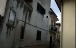La lavatrice non funziona più e la lanciano dalla finestra