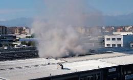 Deposito di rifiuti in fiamme, nube tossica su tutta la città