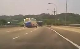 Il pullman è senza controllo e si ribalta contro il guard rail